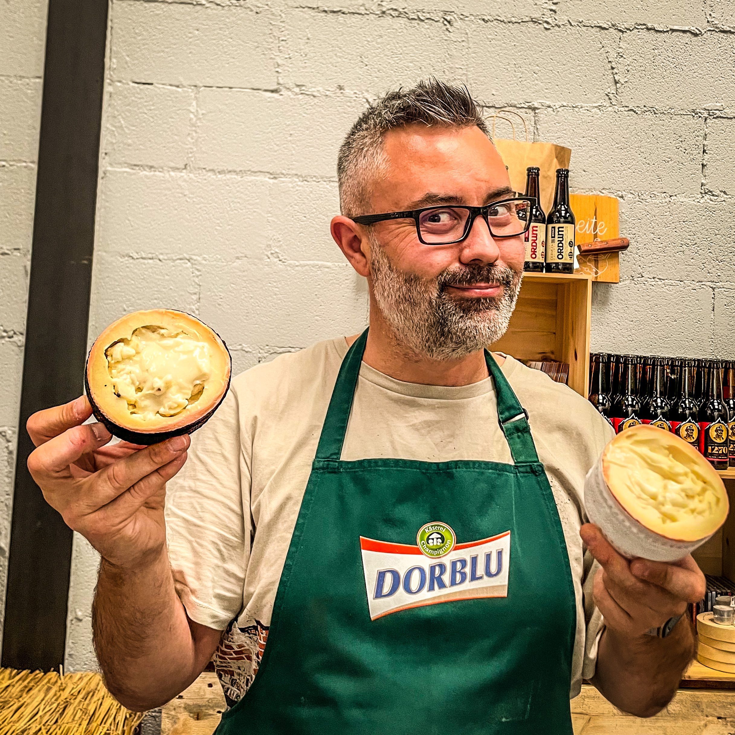 Aitor con dos piezas de Tortas