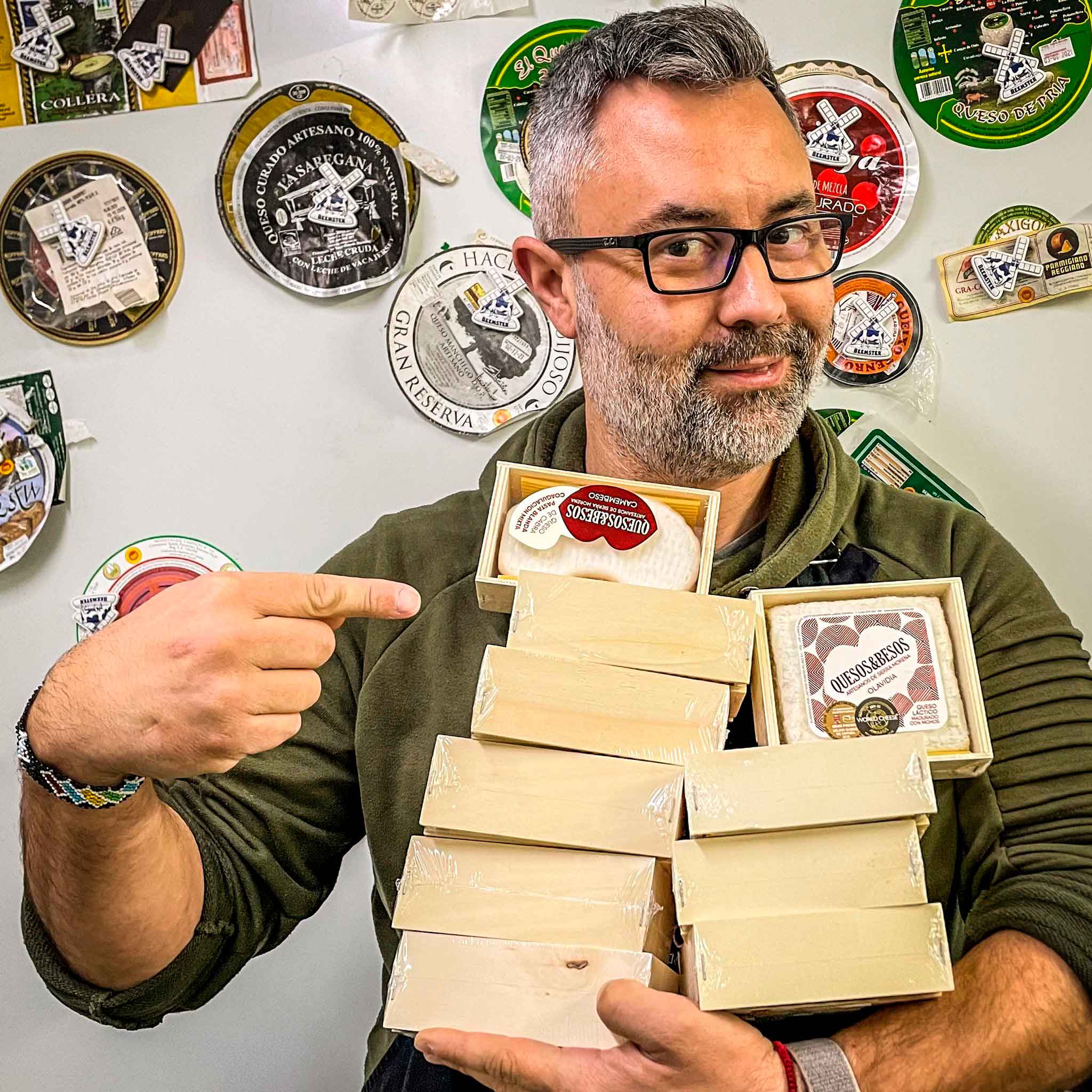 Aitor Vega con quesos Olavidia celebrando el premio de mejor queso de España 2022