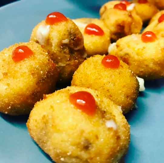 Croquetas de queso de la Peral de Cabra, “Peñoceu”, y cecina con confitura de tomate de Casa Eutimio en Lastres