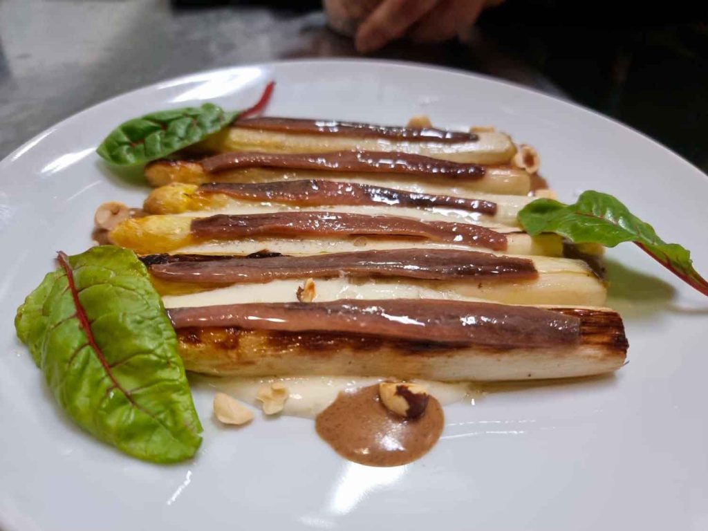 Espárragos, queso y anchoas de El Pintu Laviana