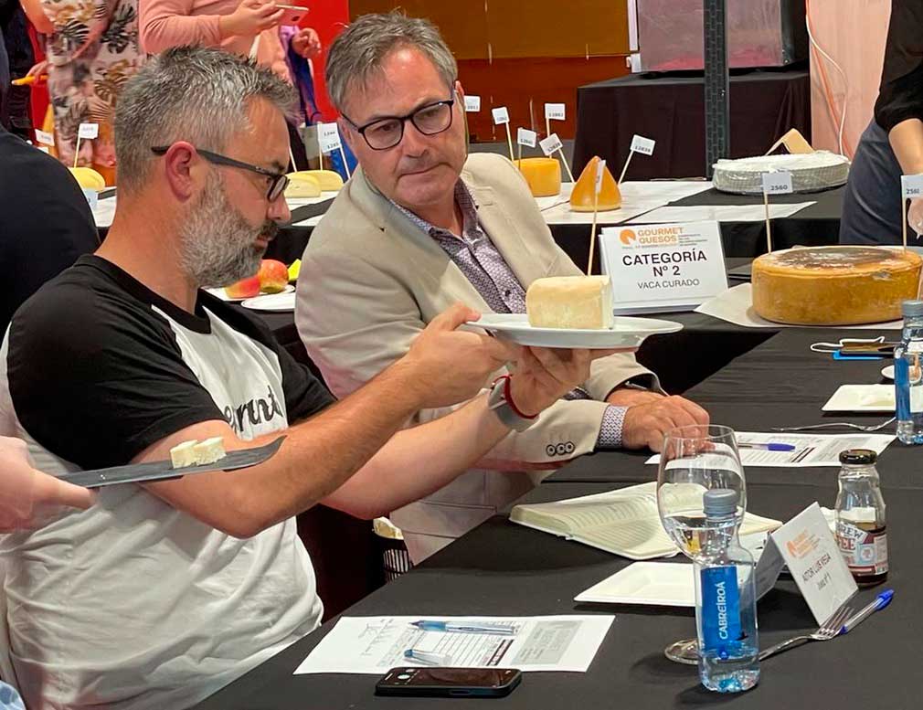 Aitor Vega catando un queso como juez en el Salón Gourmet 2021