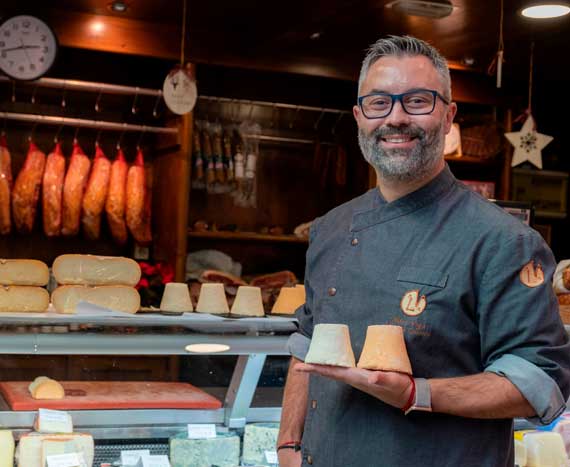 Aitor Vega en la tienda de La Felguera