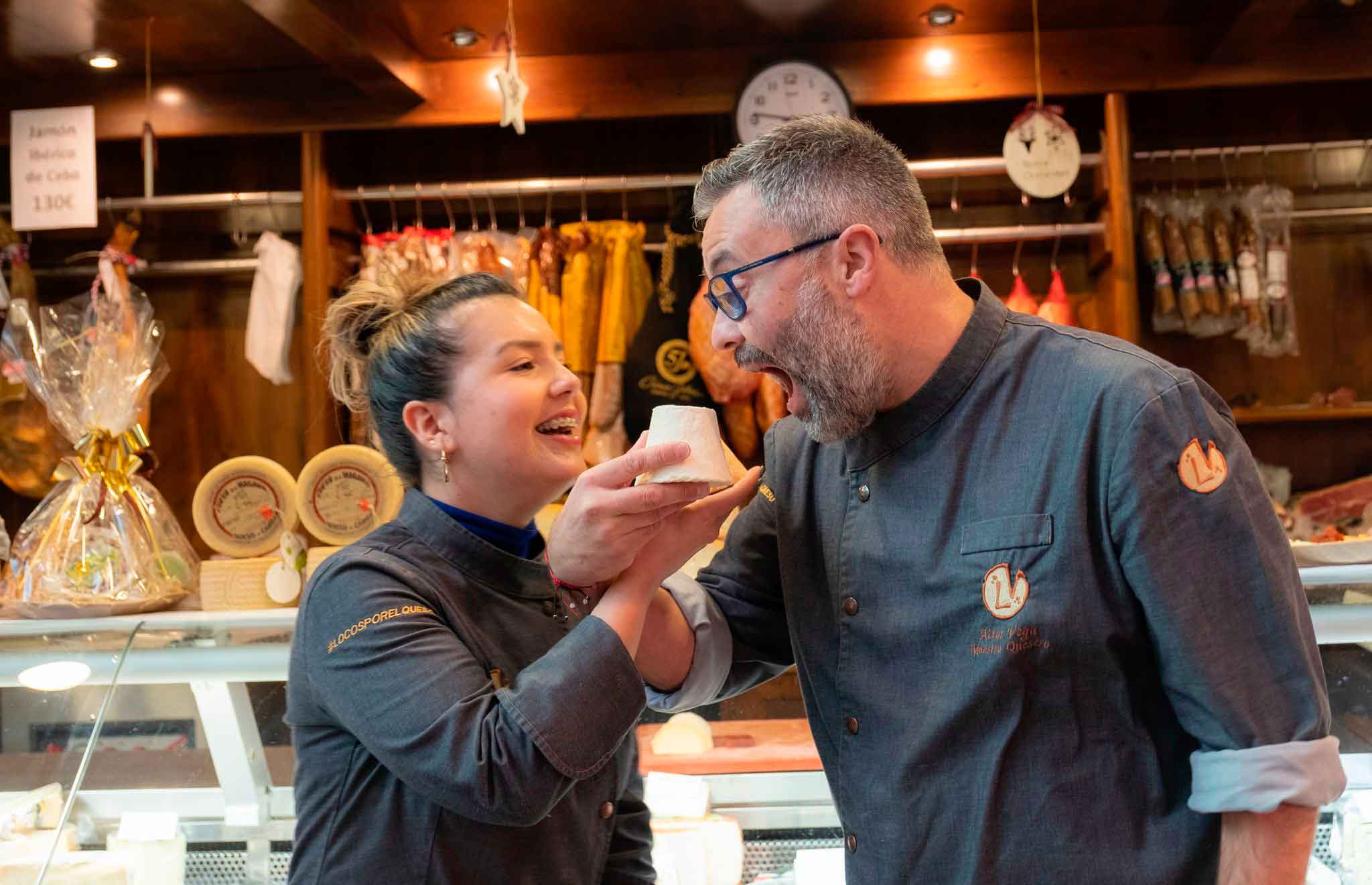 Aitor Vega y Leidy probando quesos