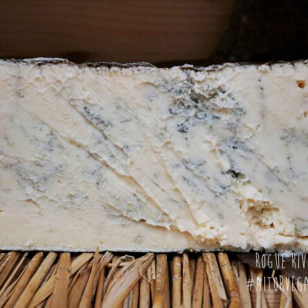 Queso Azul Bio Rogue River en corte – textura cremosa y vetas azules