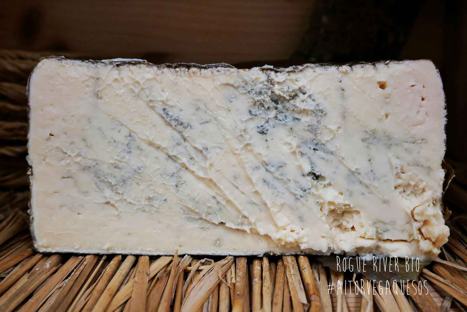 Queso Azul Bio Rogue River en corte – textura cremosa y vetas azules