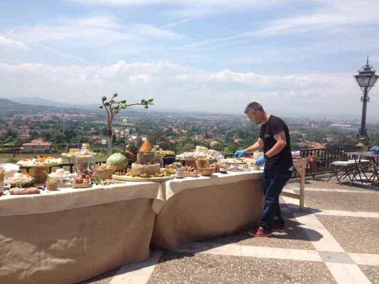 Aitor preparando mesa de quesos