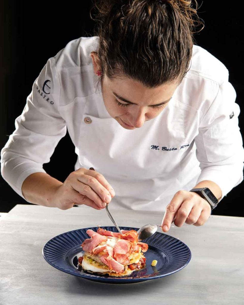 María Busta de Casa Eutimio elaborando un plato en el restaurante