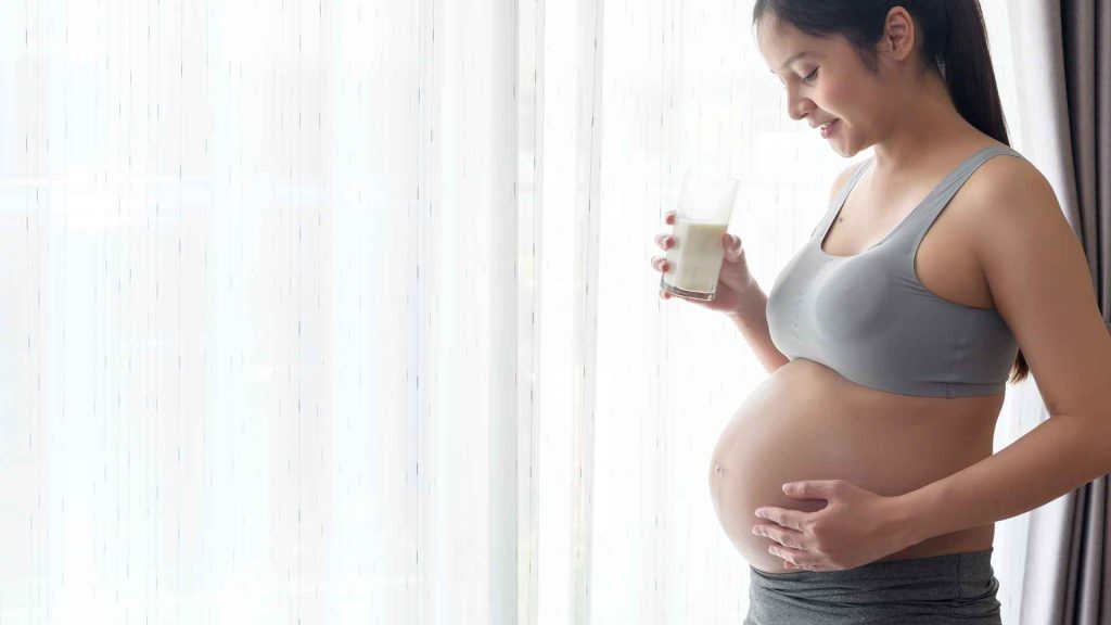 mujer embarazada con quesos pasteurizados