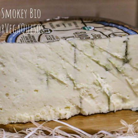Queso azul ahumado Smokey Blue Rogue Creamery cortado, textura cremosa con vetas azules