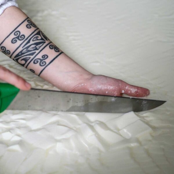 Noemí elaborando el queso Peperal