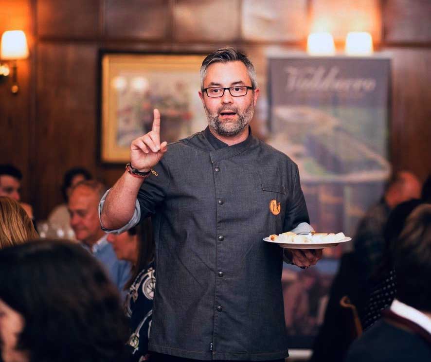 Aitor Vega dando una cata de quesos personalizada