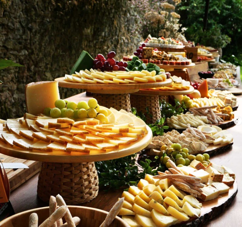 Mesa de quesos en un cumpleaños