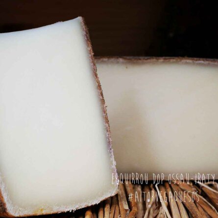 Queso Esquirrou Ossau-Iraty cortado, pasta dura y textura granulosa